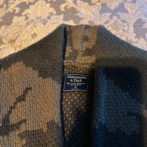 Abercrombie and Fitch men’s sweater, size medium! Camo pattern. - Picture 3 of 4
